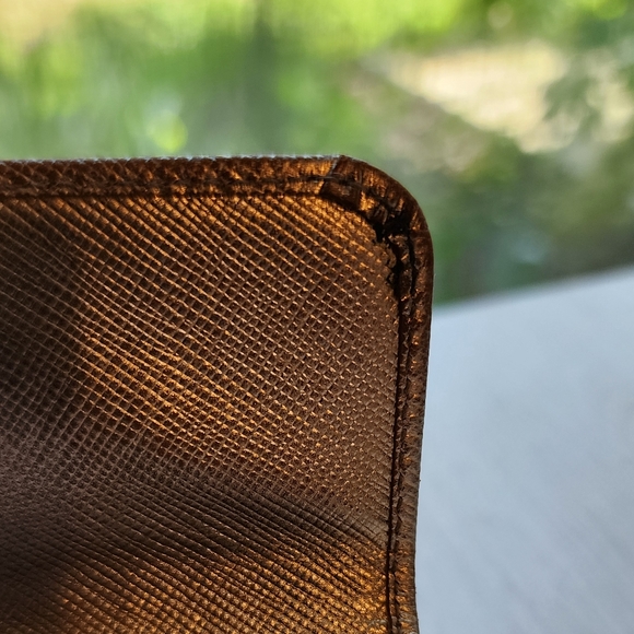 Used‎ Prada gold wallet with COA - Picture 5 of 16
